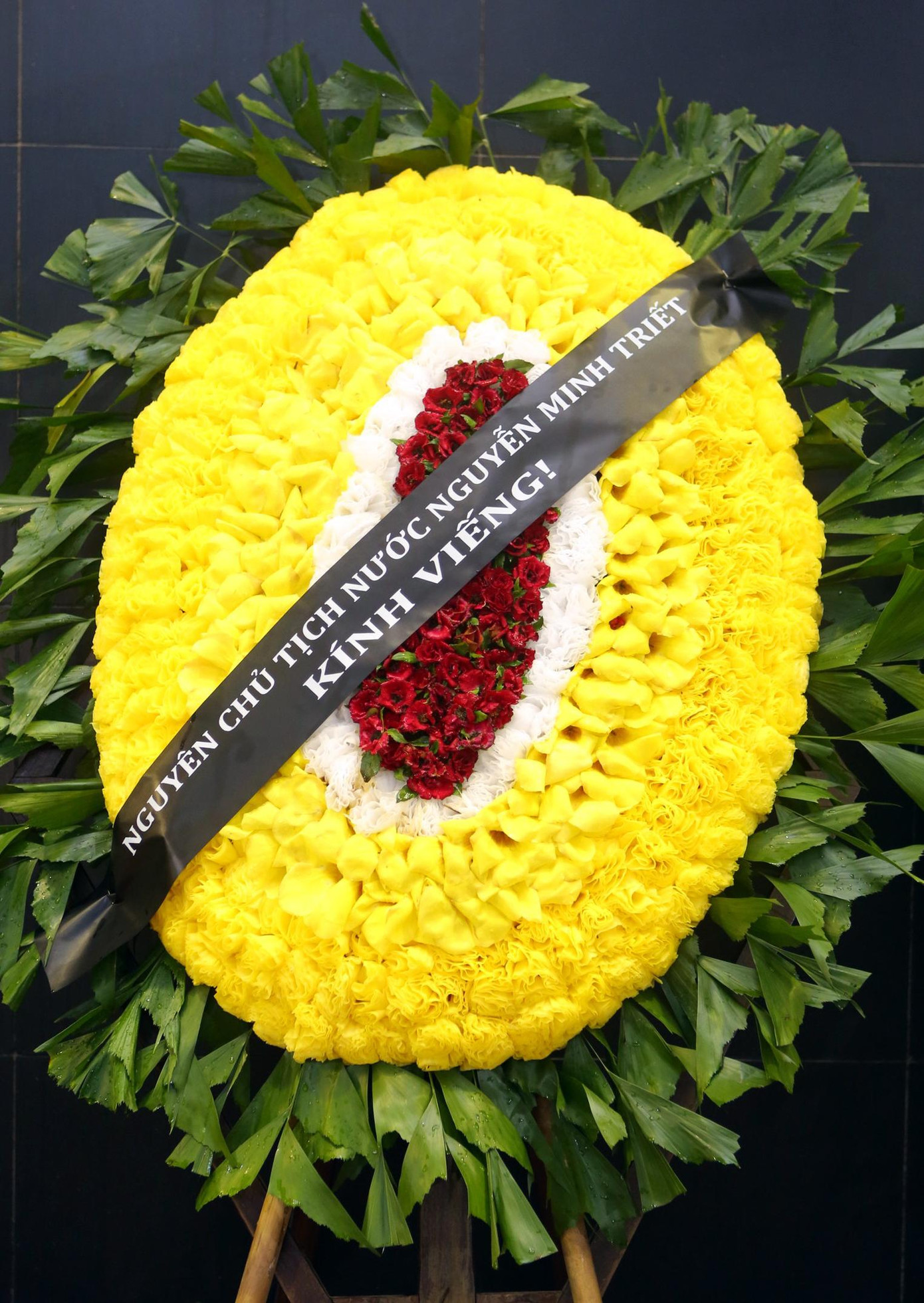 Nguyên Chủ tịch nước Nguyễn Minh Triết gửi vòng hoa viếng nhà văn Sơn Tùng.