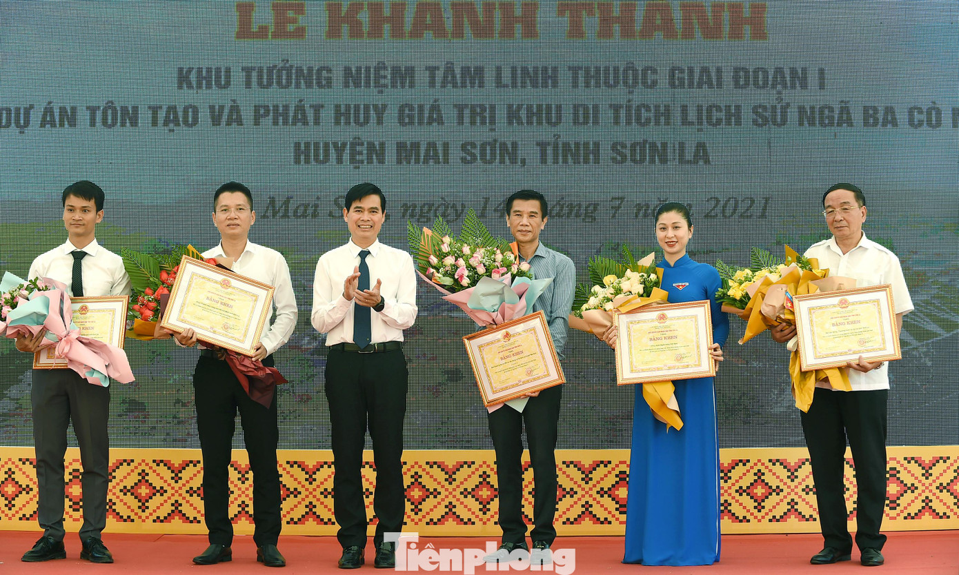 UBND tỉnh Sơn La đã tặng Bằng khen 5 tập thể có nhiều thành tích đóng góp xây dựng Khu tưởng niệm tâm linh Di tích lịch sử Ngã ba Cò Nòi giai đoạn I.