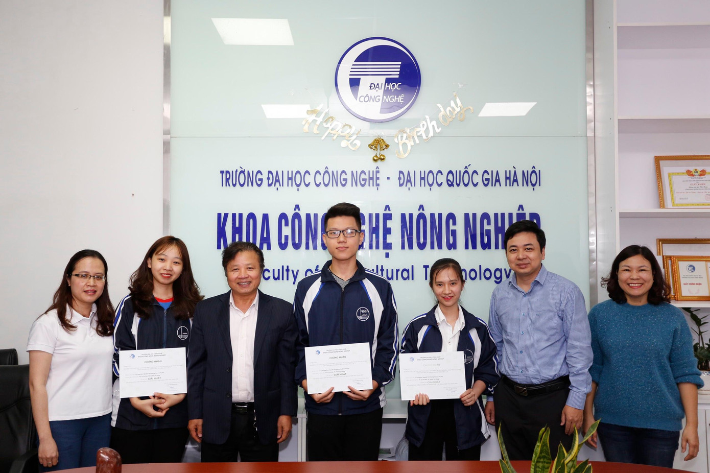 Với đề tài "Nghiên cứu chế tạo hạt nano bạc chitosan và thử nghiệm hoạt tính in-vitro với vi khuẩn gây bệnh bạc lá trên cây lúa", nhóm đã đạt nhì cấp ĐHQG Hà Nội. Với đề tài "Nghiên cứu chế tạo hạt nano bạc chitosan và thử nghiệm hoạt tính in-vitro với vi khuẩn gây bệnh bạc lá trên cây lúa", nhóm đã đạt nhì cấp ĐHQG Hà Nội.