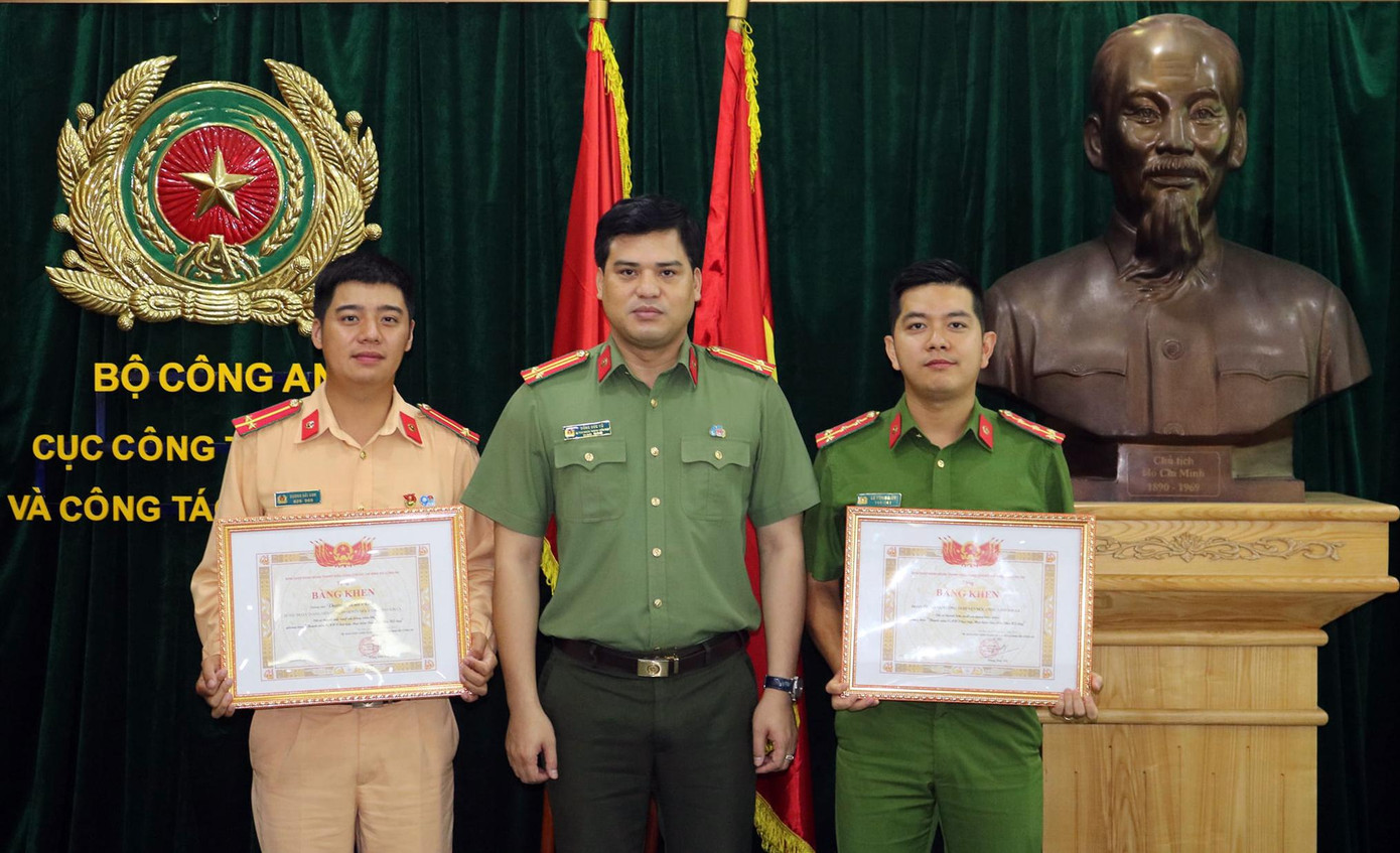 Trung tá Đồng Đức Vũ - Bí thư Đoàn Thanh niên Bộ Công an tặng Bằng khen BCH Đoàn Thanh niên Công an huyện Mộc Châu và Trung uý Dương Hải Anh. Ảnh: CTV