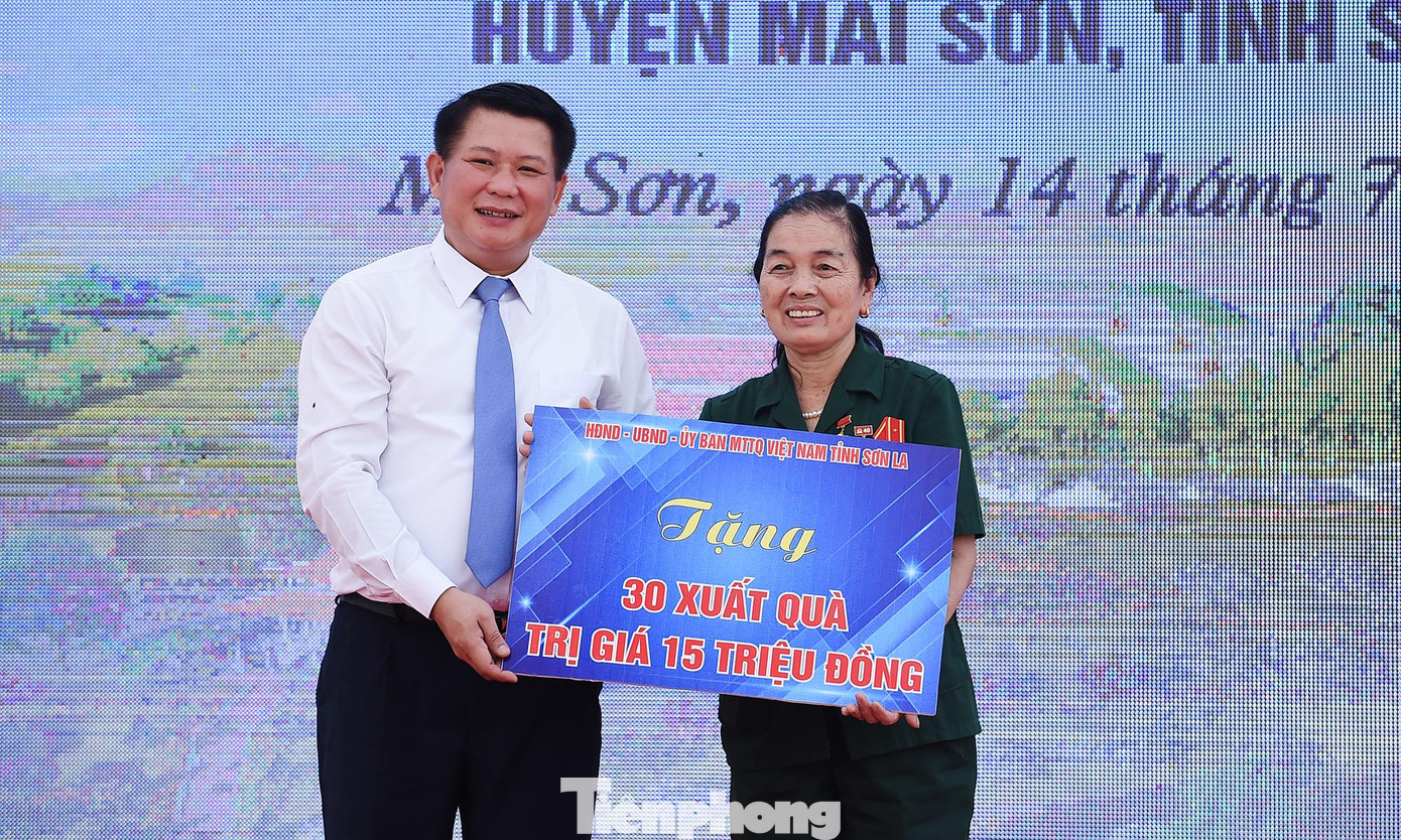 UBND tỉnh Sơn La tặng tặng 30 suất quà cho hội viên cựu TNXP có hoàn cảnh khó khăn. Trong ảnh, ông Lò Minh Hùng trao tặng.