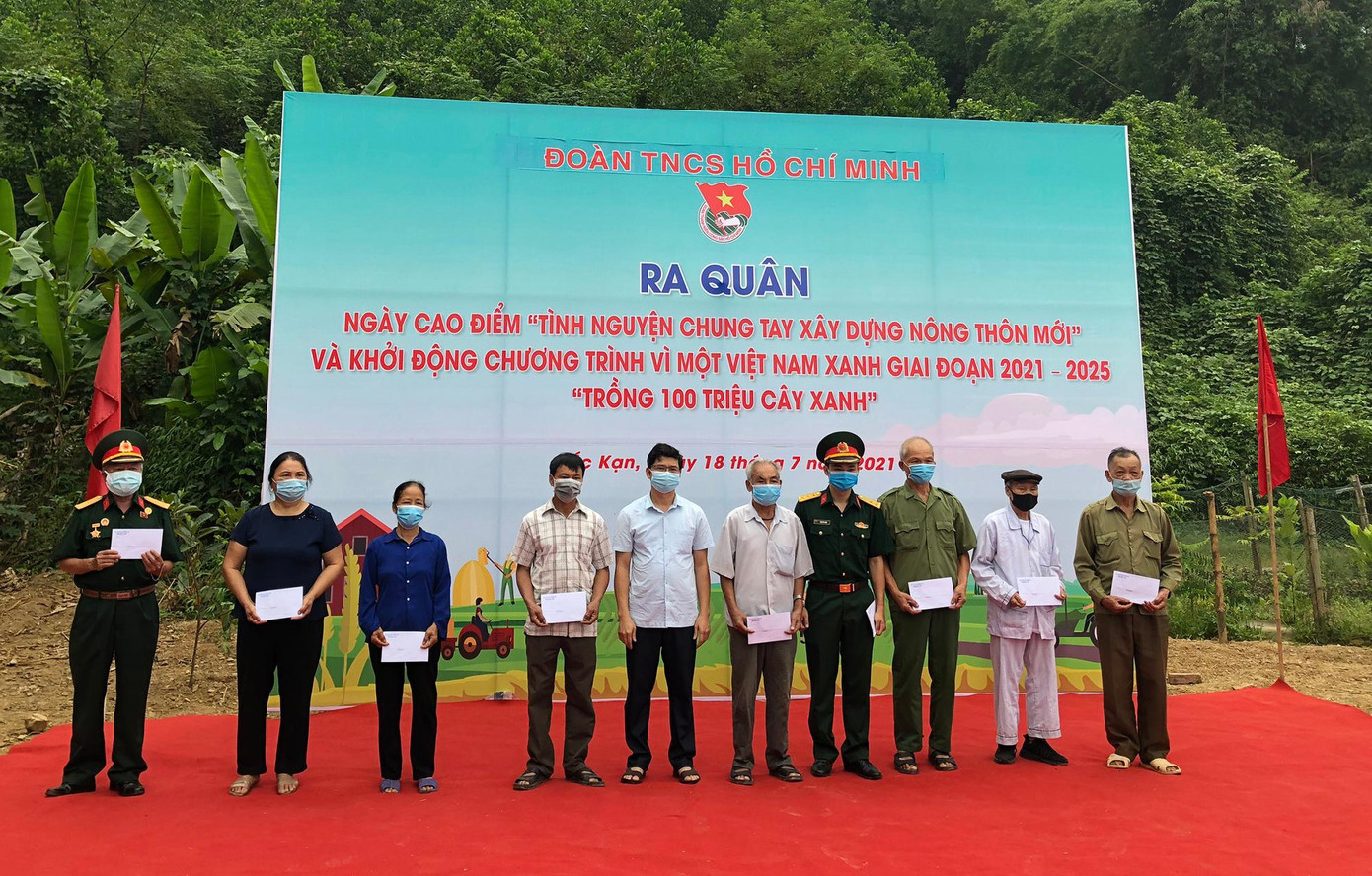 Nhiều phần quà được trao tặng trong chương trình. Ảnh: CTV