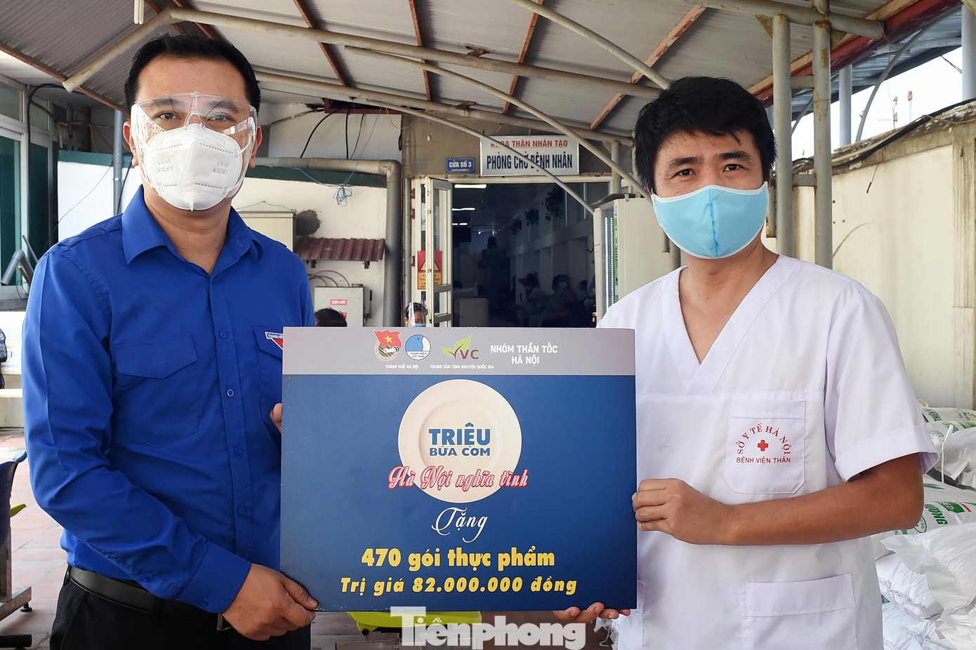 Anh Nguyễn Hải Minh - Phó Chủ tịch thường trực T.Ư Hội LHTN Việt Nam trao tặng biển tượng trưng quà đến bác sĩ Nguyễn Thế Lương - Phó Giám đốc Bệnh viện Thận Hà Nội. Ảnh: Xuân Tùng Anh Nguyễn Hải Minh - Phó Chủ tịch thường trực T.Ư Hội LHTN Việt Nam trao tặng biển tượng trưng quà đến bác sĩ Nguyễn Thế Lương - Phó Giám đốc Bệnh viện Thận Hà Nội. Ảnh: Xuân Tùng