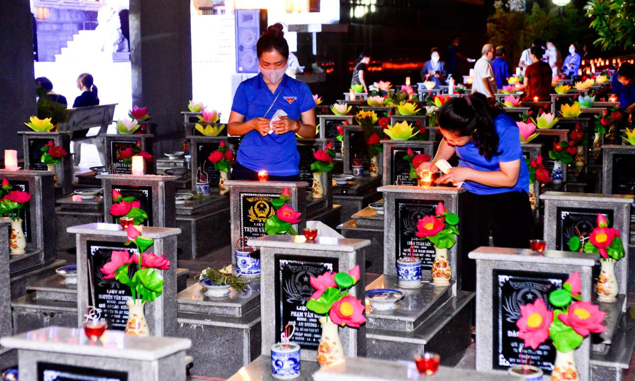 Lễ thắp nến tri ân các anh hùng liệt sỹ là một trong những hoạt động thường niên, đầy tính nhân văn và ý nghĩa thể hiện đạo lý “Uống nước nhớ nguồn”, "Đền ơn đáp nghĩa” đối với thế hệ cha anh đã hy sinh vì sự nghiệp xây dựng và bảo vệ Tổ quốc.