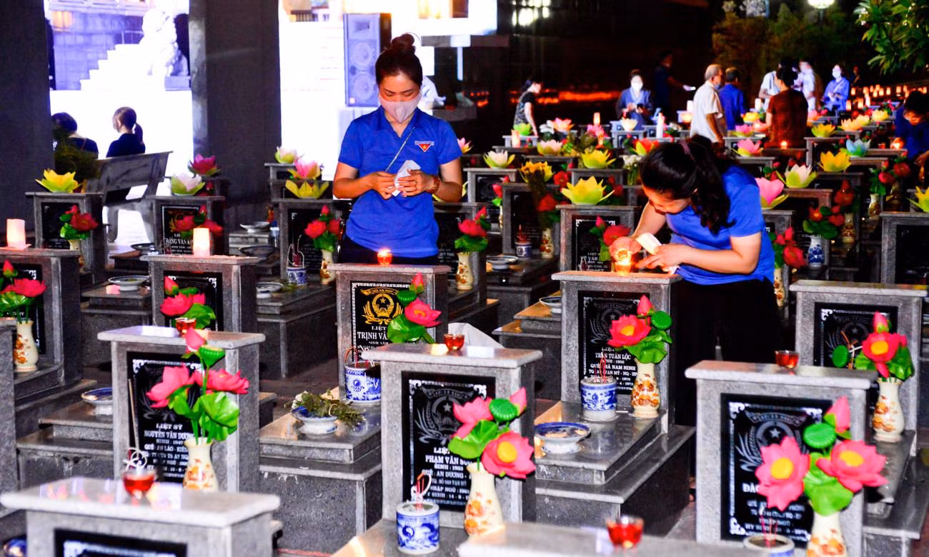 Lễ thắp nến tri ân các anh hùng liệt sỹ là một trong những hoạt động thường niên, đầy tính nhân văn và ý nghĩa thể hiện đạo lý “Uống nước nhớ nguồn”, "Đền ơn đáp nghĩa” đối với thế hệ cha anh đã hy sinh vì sự nghiệp xây dựng và bảo vệ Tổ quốc.