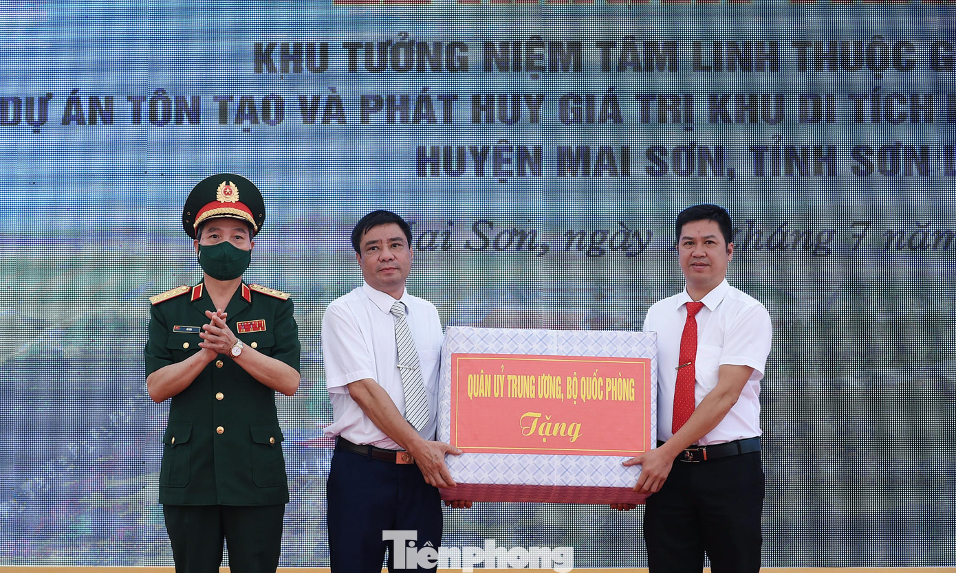 Bộ Quốc phòng đã tặng 45 suất quà cho hội viên Cựu TNXP tỉnh Sơn La có hoàn cảnh khó khăn và những nhân chứng lịch sử TNXP từng tham gia chiến đấu tại Ngã ba Cò Nòi. Thượng tướng Đỗ Căn trao tặng.