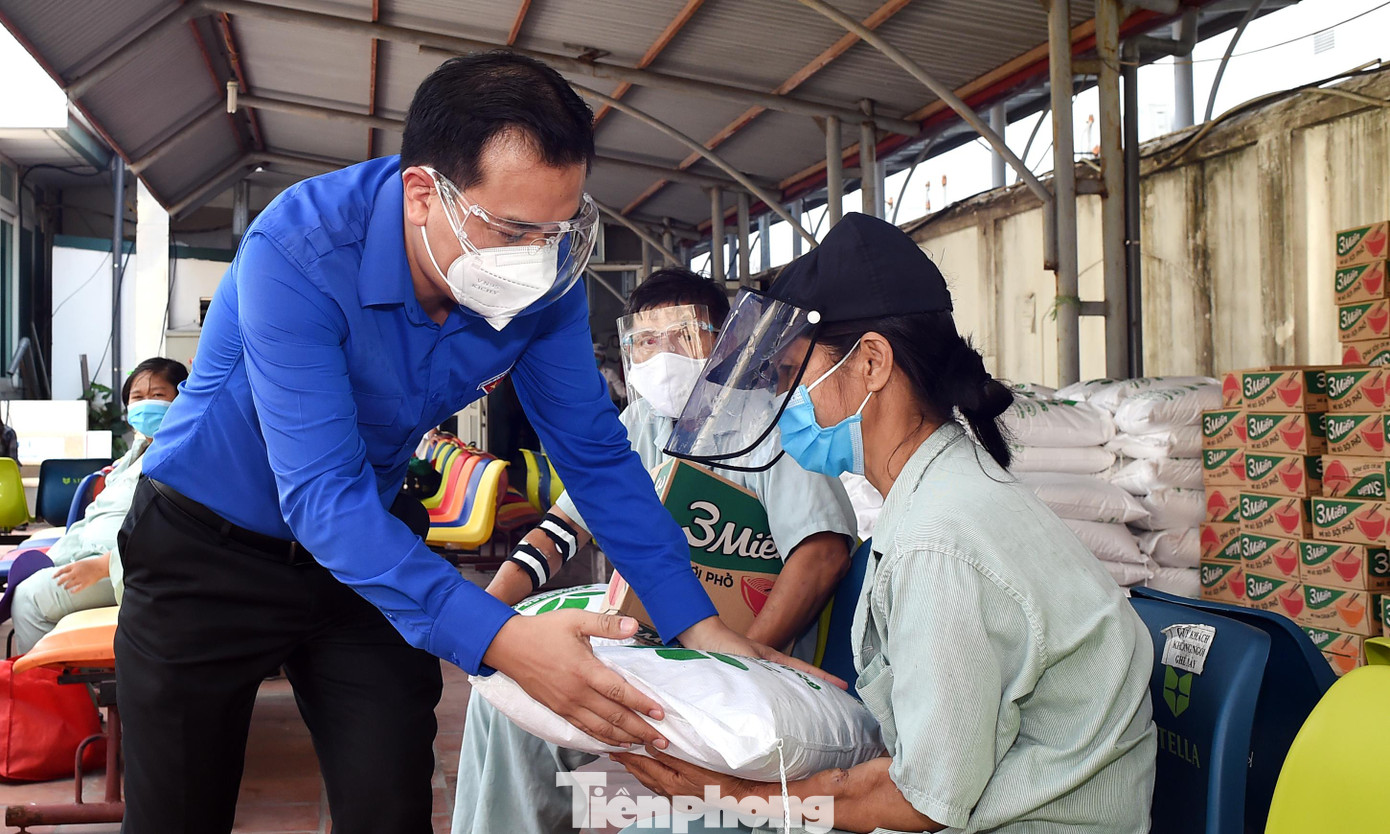 Đảm bảo biện pháp phòng chống dịch, anh Nguyễn Hải Minh trao quà đến một số bệnh nhân. Ảnh: Xuân Tùng Đảm bảo biện pháp phòng chống dịch, anh Nguyễn Hải Minh trao quà đến một số bệnh nhân. Ảnh: Xuân Tùng