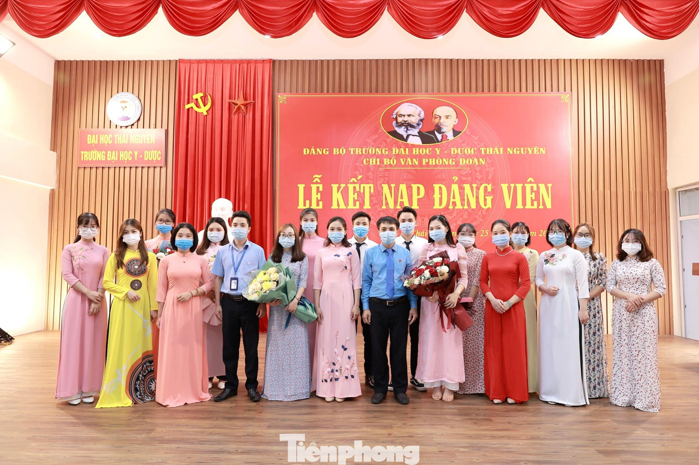 Chi bộ Văn phòng Đoàn Thanh niên ĐH Y Dược Thái Nguyên tổ chức lễ kết nạp đảng viên ngày 25/7. Chi bộ Văn phòng Đoàn Thanh niên ĐH Y Dược Thái Nguyên tổ chức lễ kết nạp đảng viên ngày 25/7.