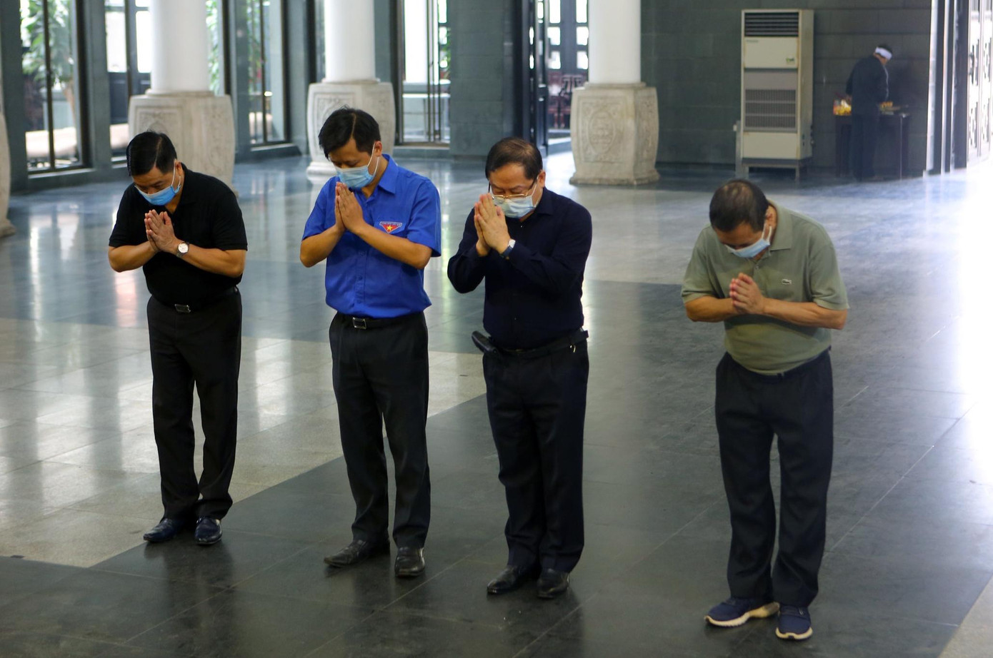 Đại diện đoàn T.Ư Đoàn TNCS Hồ Chí Minh và báo Tiền Phong viếng nhà văn Sơn Tùng và chia buồn cùng gia quyến.