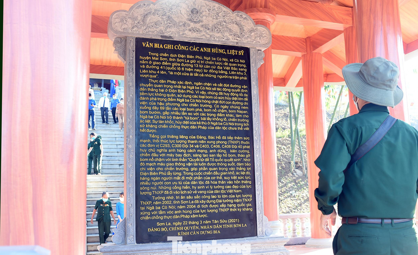 Tại chương trình, các đại biểu đã ôn lại truyền thống của lực lượng TNXP Việt Nam nói chung và lực lượng TNXP của 5 đơn vị thuộc đội 34 và 40 làm nhiệm vụ tại Ngã ba Cò Nòi - trọng điểm giao thông nối liền miền Bắc với Tây Bắc, bị thực dân Pháp đánh phá ác liệt. Thời kỳ địch bắn phá cao điểm, nơi đây có khoảng 1.000 TNXP và các lực lượng khác tham gia. Trong đó, có hơn 100 TNXP đã ngã xuống