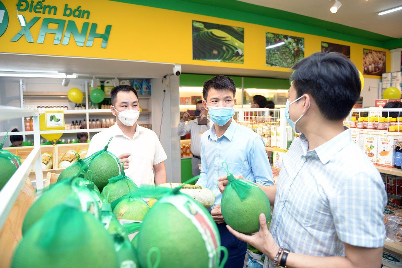 Các điểm bán xanh có rất nhiều mặt hàng nông sản của các địa phương, từ gạo ST25 đến bưởi da xanh, các sản phẩm OCOP... Các điểm bán xanh có rất nhiều mặt hàng nông sản của các địa phương, từ gạo ST25 đến bưởi da xanh, các sản phẩm OCOP...