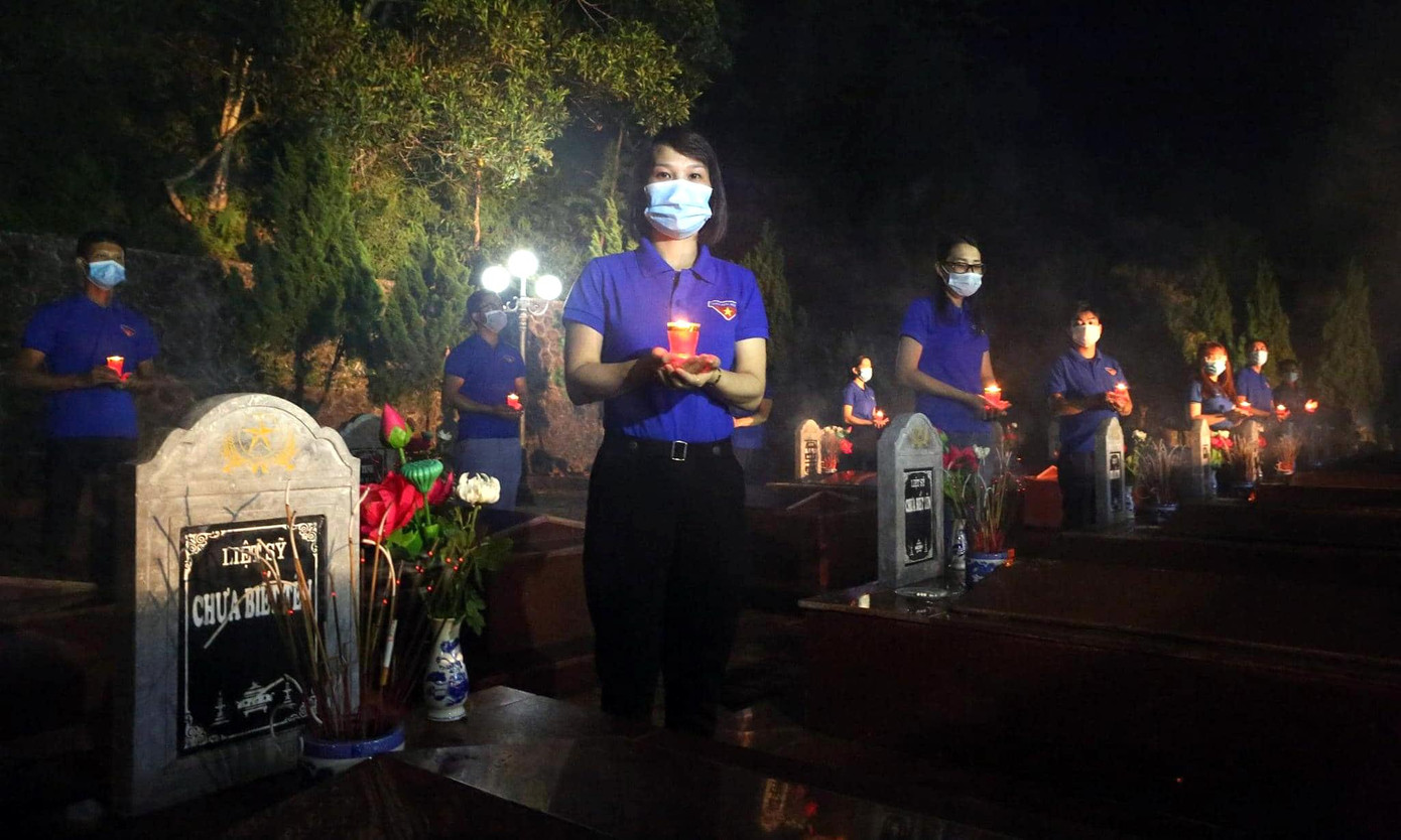 Trong không khí trang nghiêm, thành kính, các đại biểu và đoàn viên thanh niên đã dành phút mặc niệm tưởng nhớ đến các anh hùng liệt sĩ đã hy sinh máu xương vì sự nghiệp giải phóng dân tộc, thống nhất đất nước.