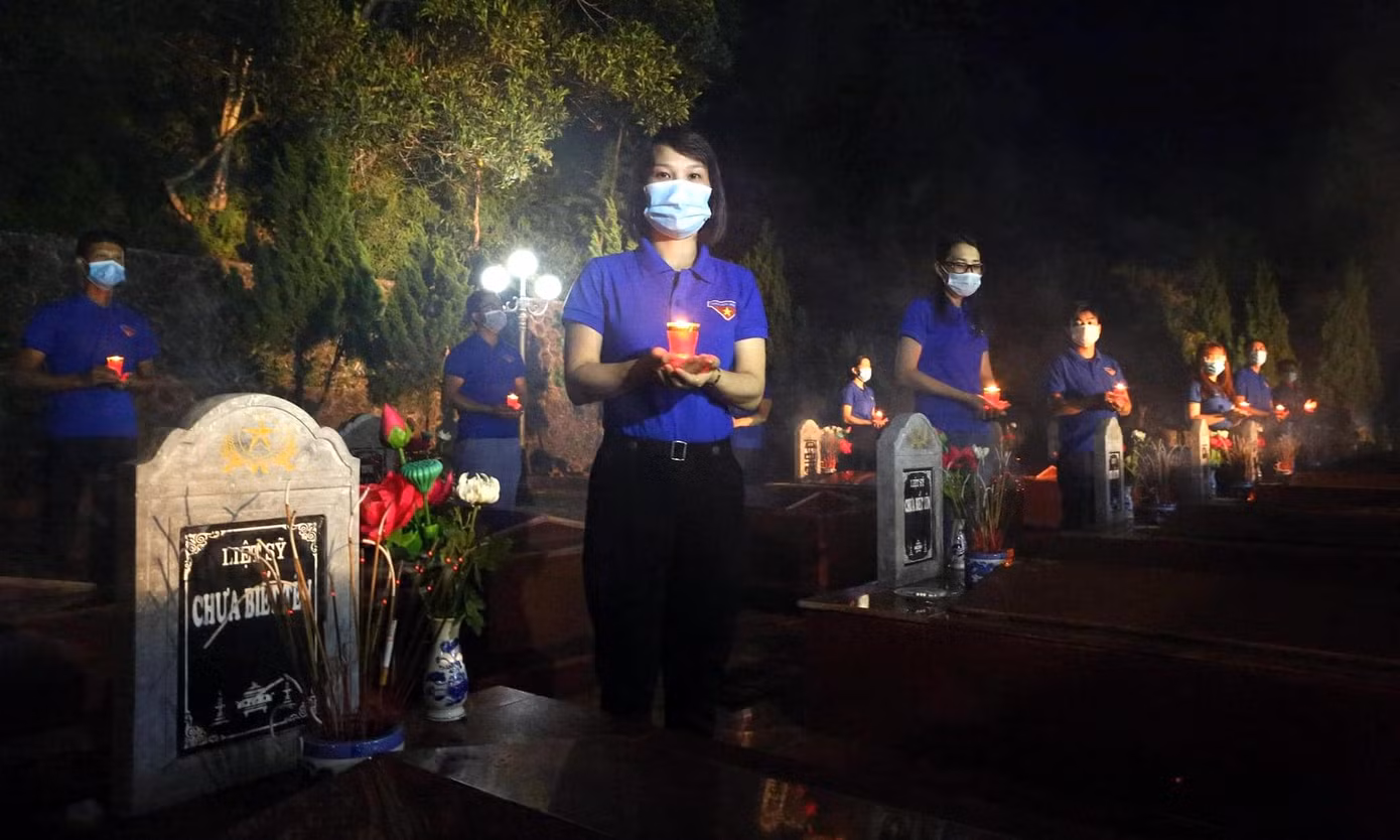 Trong không khí trang nghiêm, thành kính, các đại biểu và đoàn viên thanh niên đã dành phút mặc niệm tưởng nhớ đến các anh hùng liệt sĩ đã hy sinh máu xương vì sự nghiệp giải phóng dân tộc, thống nhất đất nước.