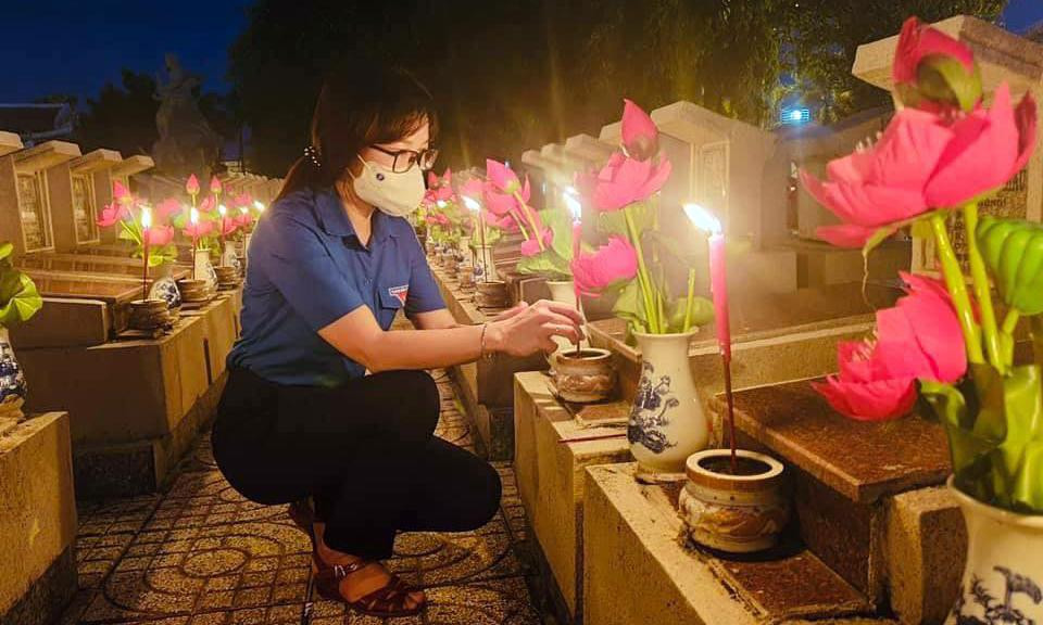 Các đại biểu và đoàn viên thanh niên dâng hoa, dâng hương và thắp nến tri ân trên phần mộ của các anh hùng liệt sỹ.