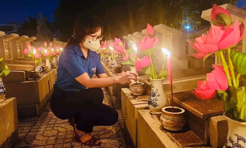 Các đại biểu và đoàn viên thanh niên dâng hoa, dâng hương và thắp nến tri ân trên phần mộ của các anh hùng liệt sỹ.