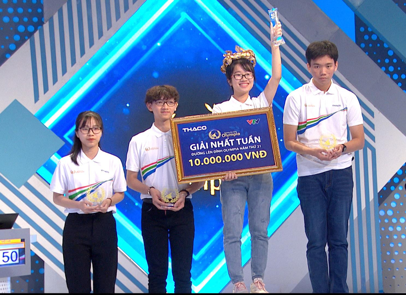 Hương Trà giành chiến thắng cuộc thi tuần, có chiều cao khiêm tốn. Đứng cạnh bên phải, Tuấn Khoa có chiều cao gần 1m9. Ảnh: FBCT Hương Trà giành chiến thắng cuộc thi tuần, có chiều cao khiêm tốn. Đứng cạnh bên phải, Tuấn Khoa có chiều cao gần 1m9. Ảnh: FBCT