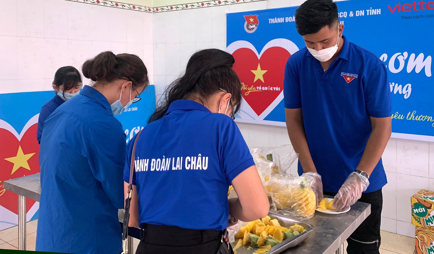 Đình Hoài (bên phải ảnh) cùng các tình nguyện viên chuẩn bị bữa cơm chiều 7/7 cho các thí sinh