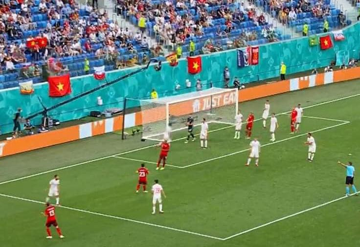 Hình ảnh cờ đỏ sao vàng xuất hiện trên khán đài trong trận tứ kết Euro 2020 Hình ảnh cờ đỏ sao vàng xuất hiện trên khán đài trong trận tứ kết Euro 2020