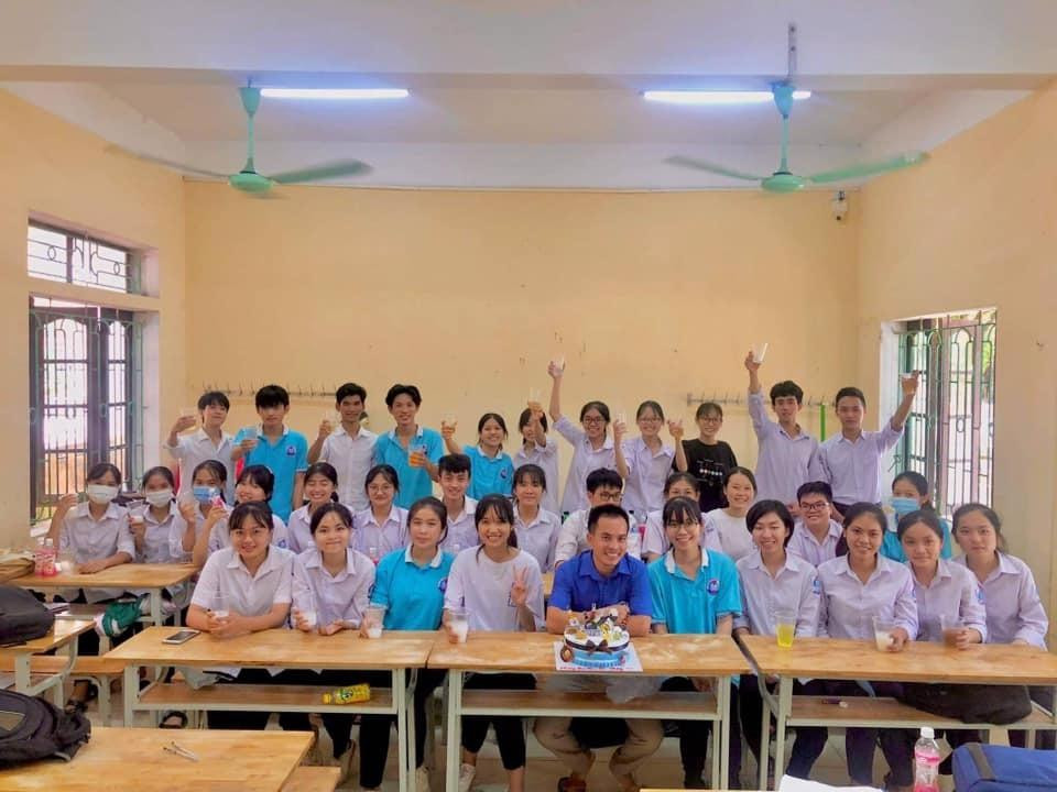 Thu Hằng cùng các bạn học của mình tại Trường THPT Kim Sơn A, Ninh Bình. Ảnh: FBNV