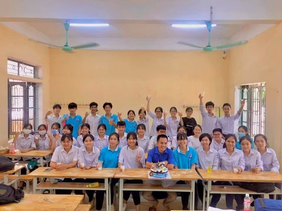 Thu Hằng cùng các bạn học của mình tại Trường THPT Kim Sơn A, Ninh Bình. Ảnh: FBNV Thu Hằng cùng các bạn học của mình tại Trường THPT Kim Sơn A, Ninh Bình. Ảnh: FBNV
