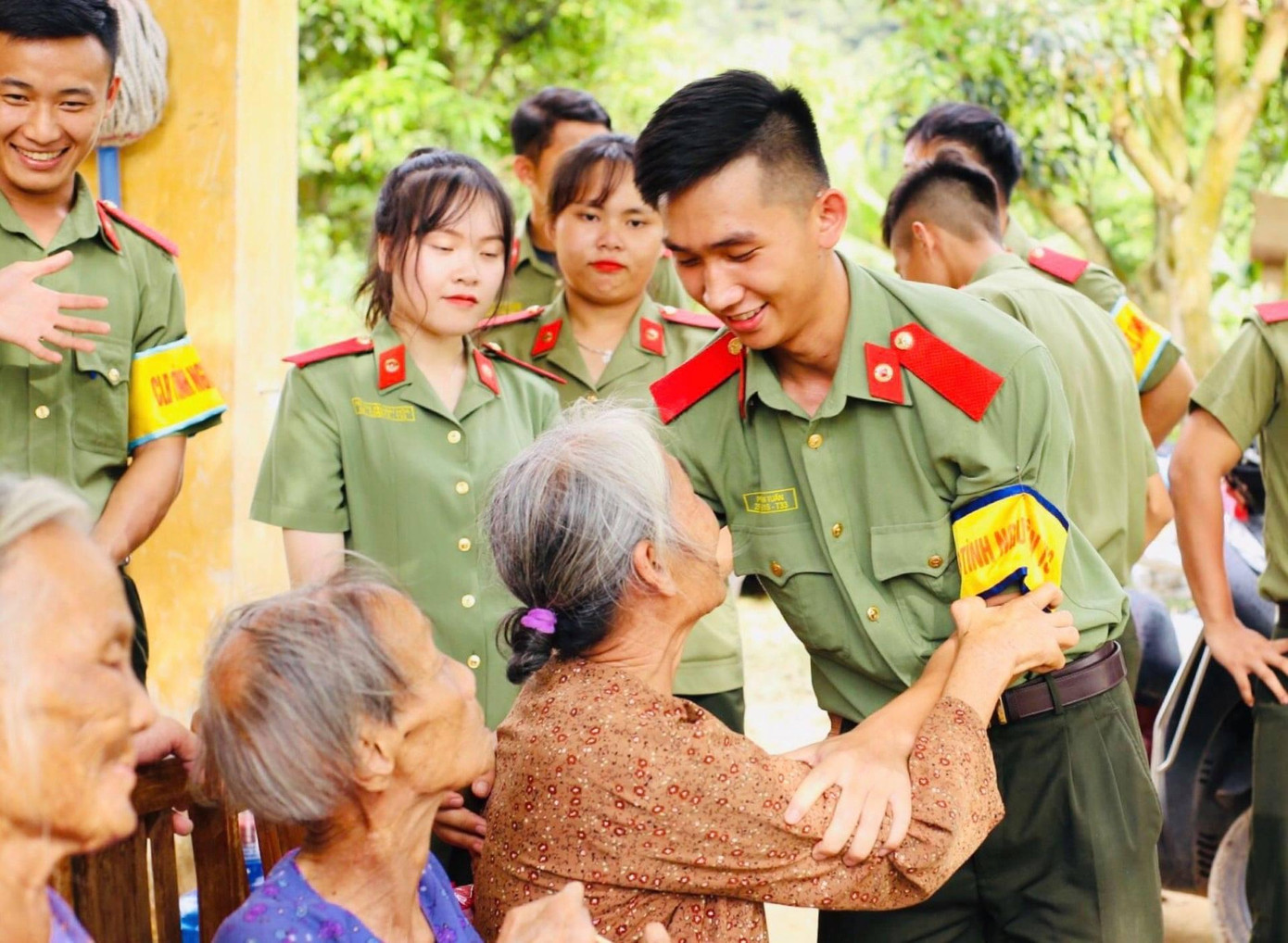 Tác phẩm “Hãy cứ cho đi” đoạt giải Ba, của tác giả Phạm Văn Tuấn, Chi đoàn C5K51S, trường Cao đẳng An ninh nhân dân Tác phẩm “Hãy cứ cho đi” đoạt giải Ba, của tác giả Phạm Văn Tuấn, Chi đoàn C5K51S, trường Cao đẳng An ninh nhân dân