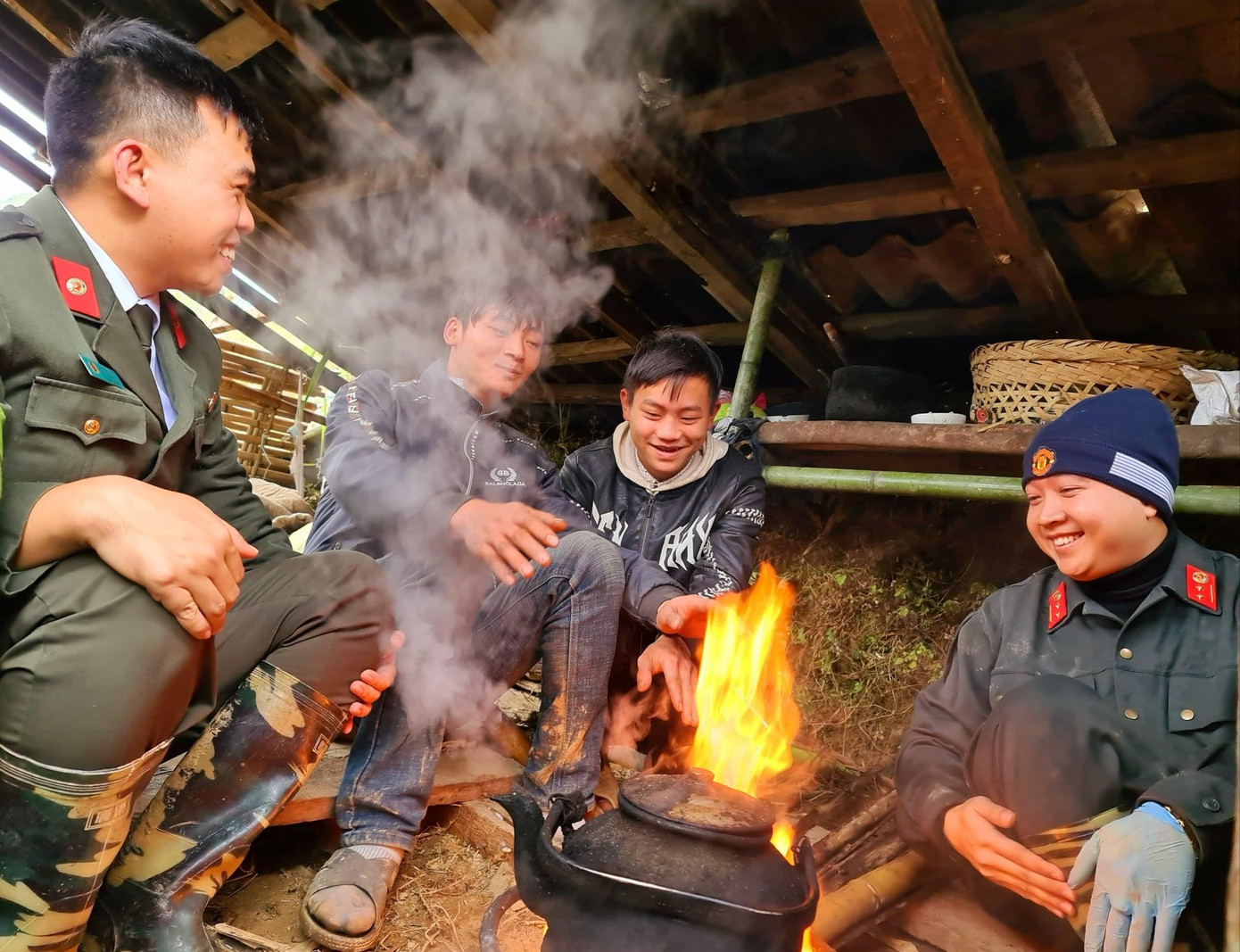 Tác phẩm “Ấm tình quân dân” đoạt giải Nhì, của Đoàn Thanh niên Công an tỉnh Cao Bằng Tác phẩm “Ấm tình quân dân” đoạt giải Nhì, của Đoàn Thanh niên Công an tỉnh Cao Bằng