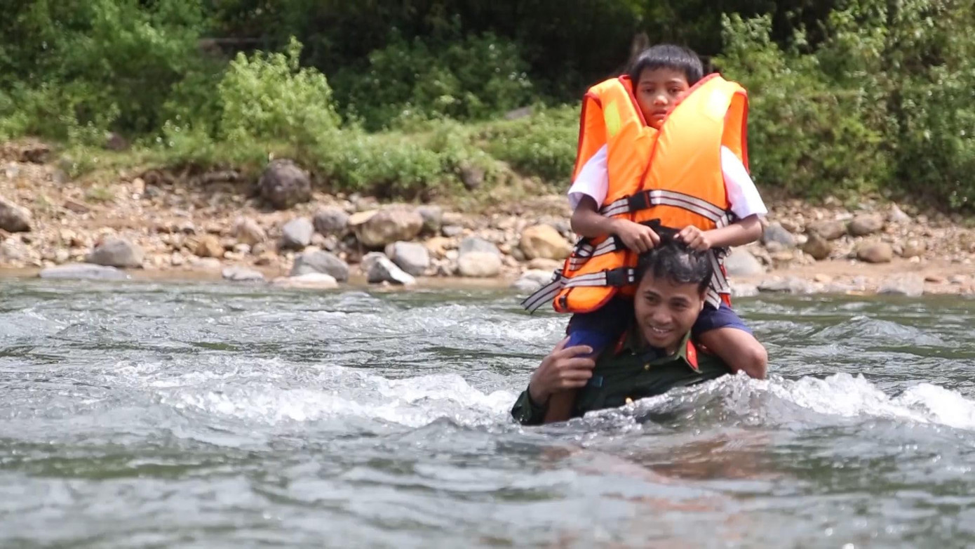 Tác phẩm “Vượt lũ” đoạt giải Ba, của Đoàn Thanh niên Công an tỉnh Quảng Ngãi Tác phẩm “Vượt lũ” đoạt giải Ba, của Đoàn Thanh niên Công an tỉnh Quảng Ngãi