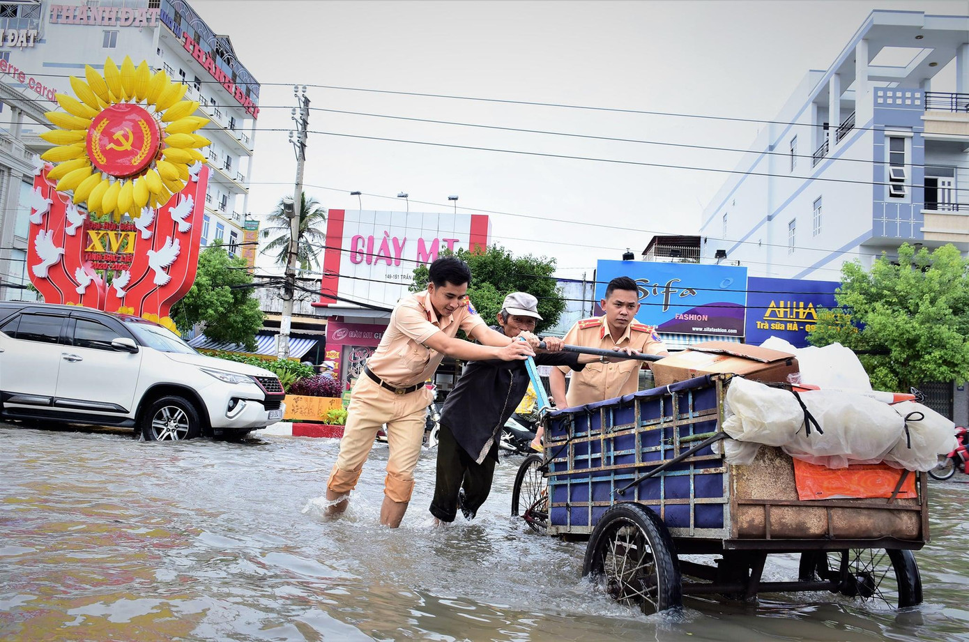 Tác phẩm “Gần dân” đoạt giải Khuyến khích, của tác giả Võ Phước Nguyên, Phó Bí thư Đoàn Thanh niên Công an tỉnh Bạc Liêu Tác phẩm “Gần dân” đoạt giải Khuyến khích, của tác giả Võ Phước Nguyên, Phó Bí thư Đoàn Thanh niên Công an tỉnh Bạc Liêu