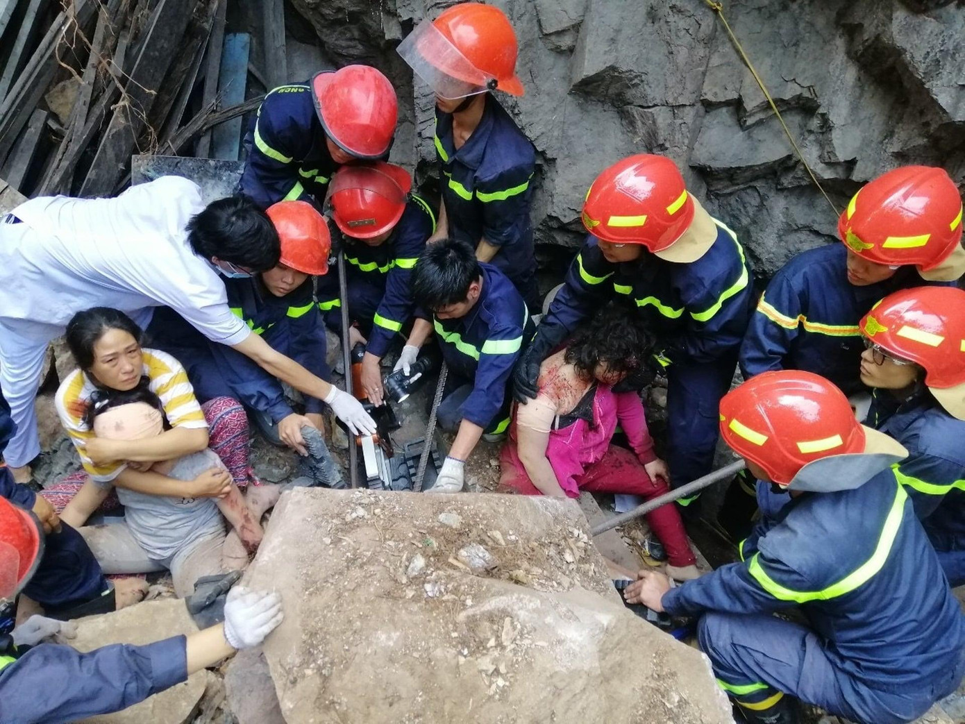 Tác phẩm “Giành giật sự sống” đoạt giải Nhì, của tác giả Nguyễn Thăng Long, Đoàn cơ sở PC07, Công an tỉnh Khánh Hòa. Tác phẩm “Giành giật sự sống” đoạt giải Nhì, của tác giả Nguyễn Thăng Long, Đoàn cơ sở PC07, Công an tỉnh Khánh Hòa.