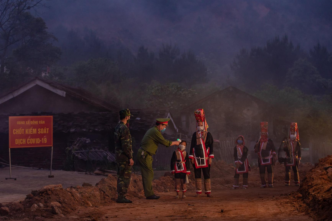 Qua vòng sơ khảo, chung khảo, 24 tác phẩm xuất sắc đạt giải tại nội dung thi ảnh và 15 tác phẩm xuất sắc đạt giải tại nội dung thi viết. Tác phẩm “Phòng dịch nơi biên giới” đoạt giải Nhất, của Đoàn Thanh niên Công an tỉnh Quảng Ninh. Qua vòng sơ khảo, chung khảo, 24 tác phẩm xuất sắc đạt giải tại nội dung thi ảnh và 15 tác phẩm xuất sắc đạt giải tại nội dung thi viết. Tác phẩm “Phòng dịch nơi biên giới” đoạt giải Nhất, của Đoàn Thanh niên Công an tỉnh Quảng Ninh.