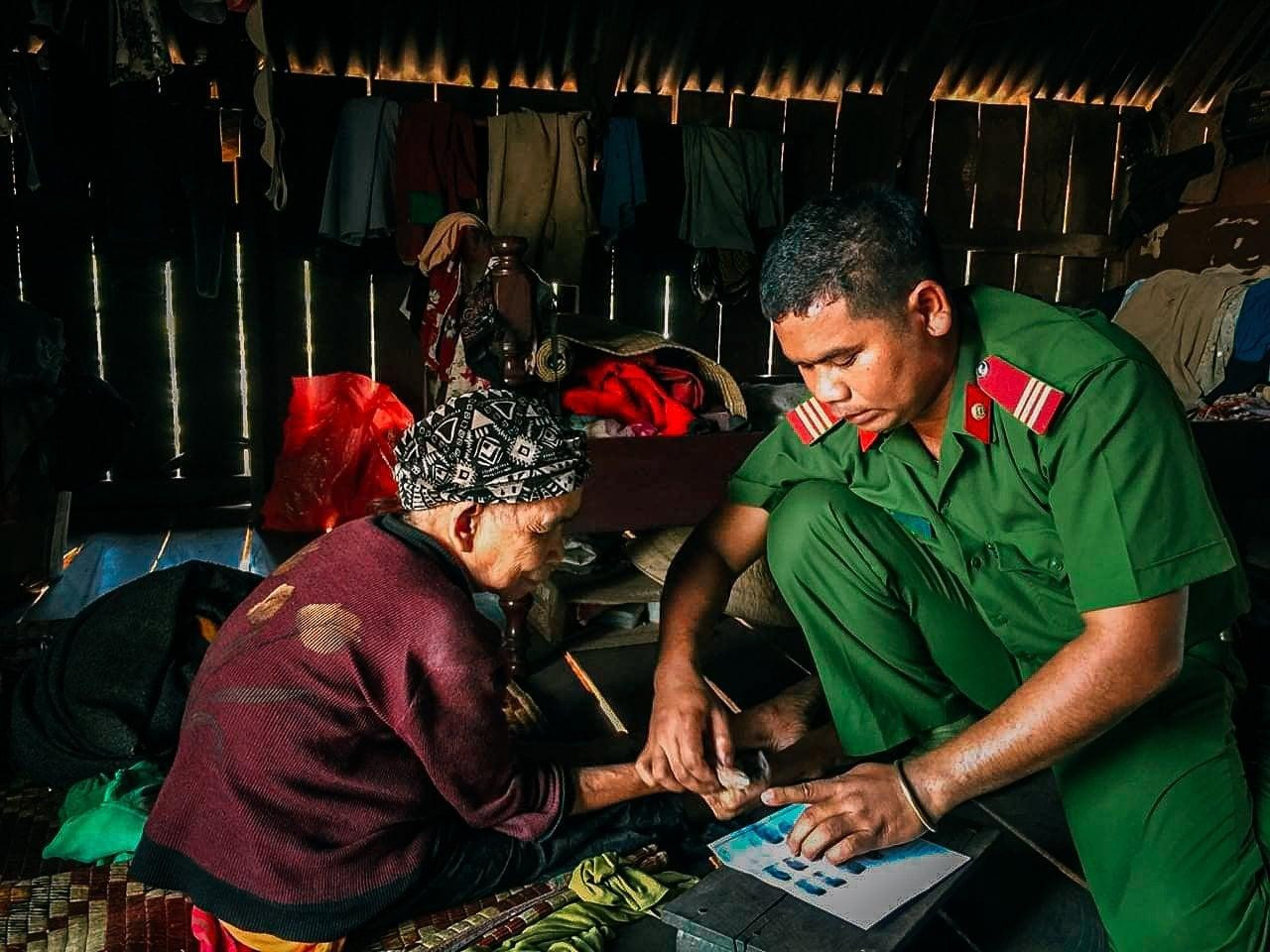 Sau ba tháng triển khai, cuộc thi ảnh và thi viết “Tự hào tuổi trẻ CAND” trên Fanpage Đoàn TNCS Hồ Chí Minh Bộ Công an đã đón nhận 550 tác phẩm ảnh, 210 tác phẩm viết. Trong ảnh, tác phẩm đoạt giải Nhất: “Sẵn lòng vì nhân dân phục vụ” của tác giả Nguyễn Hữu Quốc, Bí thư Đoàn Thanh niên Công an huyện Cư M’gar, tỉnh Đắk Lắk. Sau ba tháng triển khai, cuộc thi ảnh và thi viết “Tự hào tuổi trẻ CAND” trên Fanpage Đoàn TNCS Hồ Chí Minh Bộ Công an đã đón nhận 550 tác phẩm ảnh, 210 tác phẩm viết. Trong ảnh, tác phẩm đoạt giải Nhất: “Sẵn lòng vì nhân dân phục vụ” của tác giả Nguyễn Hữu Quốc, Bí thư Đoàn Thanh niên Công an huyện Cư M’gar, tỉnh Đắk Lắk.