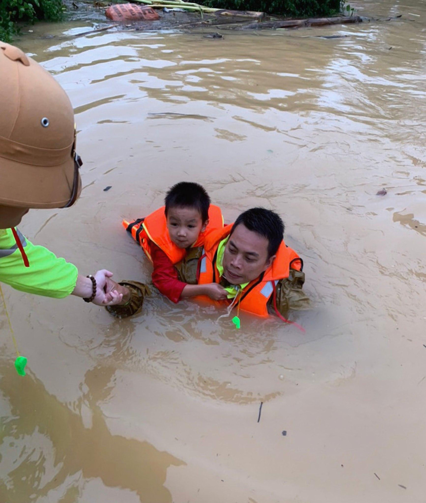 Tác phẩm “Cứu người trong vùng lũ” đoạt giải Nhì, của Đoàn Thanh niên Công an tỉnh Quảng Bình. Tác phẩm “Cứu người trong vùng lũ” đoạt giải Nhì, của Đoàn Thanh niên Công an tỉnh Quảng Bình.