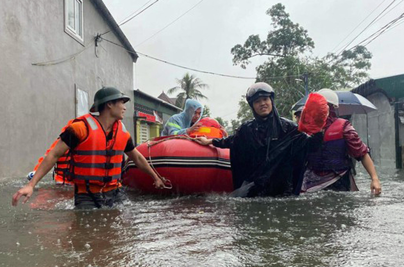 Đoàn viên thanh niên xung kích hỗ trợ dân vùng lũ năm 2020. Ảnh: Thu Hiền