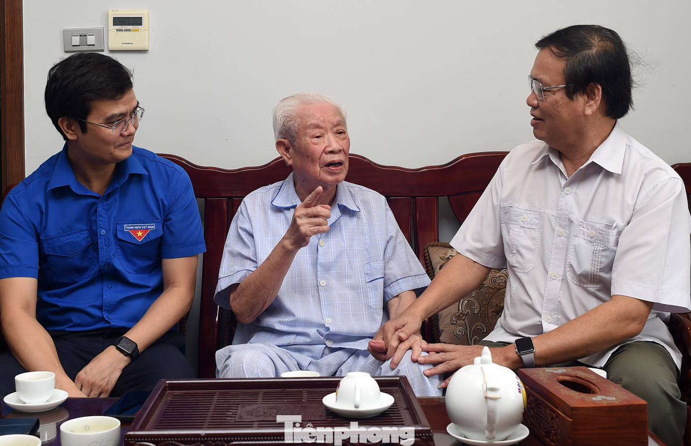 Anh Bùi Quang Huy và ông Vũ Trọng Kim trò chuyện với ông Nguyễn Tiến Năng. Trong câu chuyện, ông Năng bày tỏ xúc động thỏa tâm nguyện khi khu Di tích lịch sử Ngã ba Cò Nòi (huyện Mai Sơn, Sơn La) vừa khánh thành khu tưởng niệm tâm linh giai đoạn 1; ý nghĩa lịch sử của địa danh từng được mệnh danh "tọa độ lửa" ngày càng được quan tâm. Ảnh: Xuân Tùng Anh Bùi Quang Huy và ông Vũ Trọng Kim trò chuyện với ông Nguyễn Tiến Năng. Trong câu chuyện, ông Năng bày tỏ xúc động thỏa tâm nguyện khi khu Di tích lịch sử Ngã ba Cò Nòi (huyện Mai Sơn, Sơn La) vừa khánh thành khu tưởng niệm tâm linh giai đoạn 1; ý nghĩa lịch sử của địa danh từng được mệnh danh "tọa độ lửa" ngày càng được quan tâm. Ảnh: Xuân Tùng