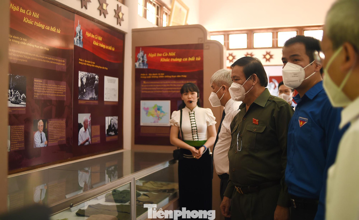 Để tưởng nhớ, tôn vinh công lao của các anh hùng liệt sỹ và lực lượng TNXP hy sinh, tỉnh Sơn La đã xây dựng Đài tưởng niệm liệt sĩ Thanh niên xung phong tại Ngã ba Cò Nòi. Ngày 7/5/2002, công trình được khánh thành và đưa vào sử dụng. Năm 2020, Di tích lịch sử tiếp tục được trùng tu, tôn tạo, nâng cấp với tổng diện tích quy hoạch hơn 10 ha. Đến nay, việc triển khai giai đoạn 1 dự án đã cơ bản hoàn thành các hạng mục công trình: Nhà tưởng niệm, bia ghi công và một số hạng mục khác.