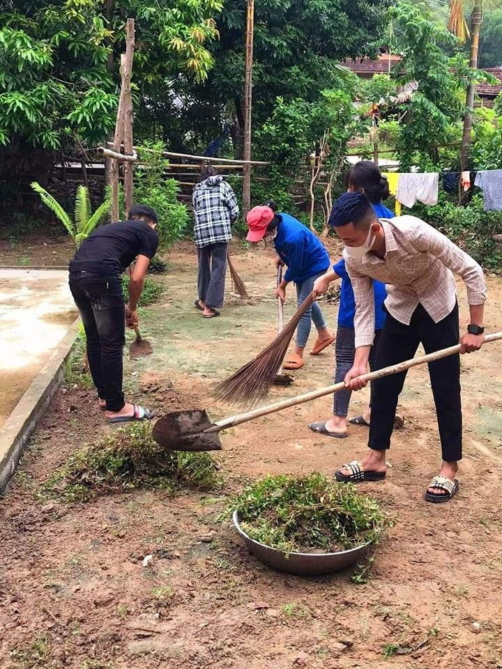 Đoàn viên thanh niên hỗ trợ dọn dẹp nhà, vườn gia đình người có công Đoàn viên thanh niên hỗ trợ dọn dẹp nhà, vườn gia đình người có công