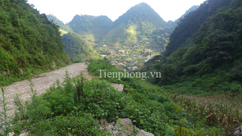 Lũng Xá và Tà Dê là hai bản của xã Lóng Luông nằm tách biệt trong rừng, cách biên giới Việt – Lào khoảng 20km