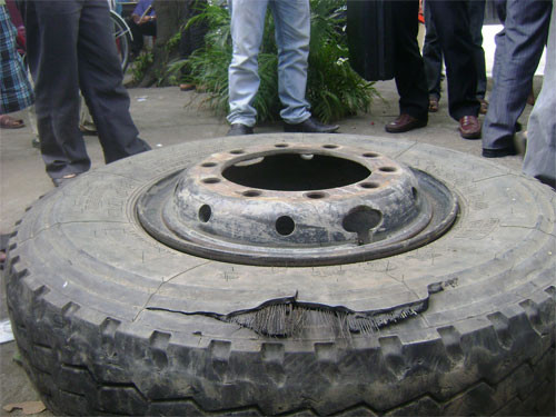 Lốp xe cũ bị nổ khi đang bơm hơi làm 1 người chết