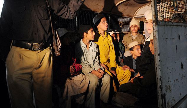 Các em lên xe trở về nhà. Ảnh: Getty Images