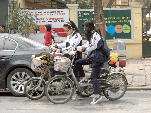 Nhiều học sinh vẫn dưng dưng với mũa bảo hiểm