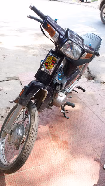 Một trong hai chiếc xe của nhóm thanh niên bị bắn