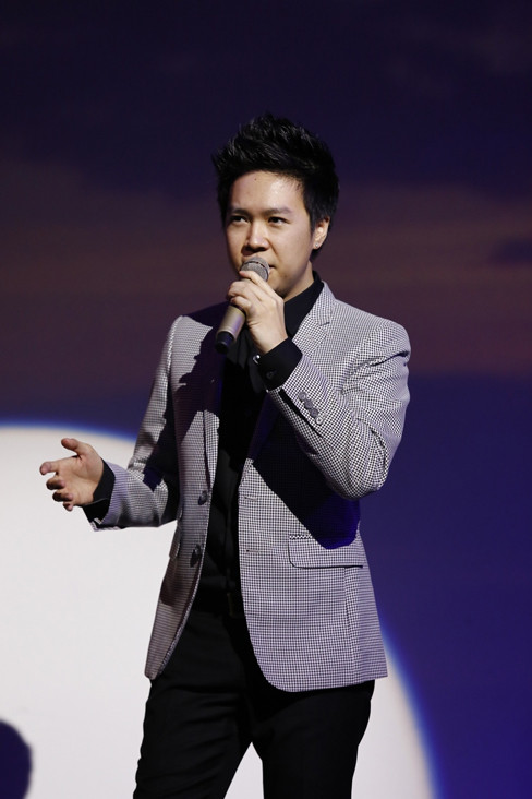 Ca sĩ Lê Hiếu kết thúc chương trình vào lúc 1h đêm với ca khúc 'Khúc thụy du'