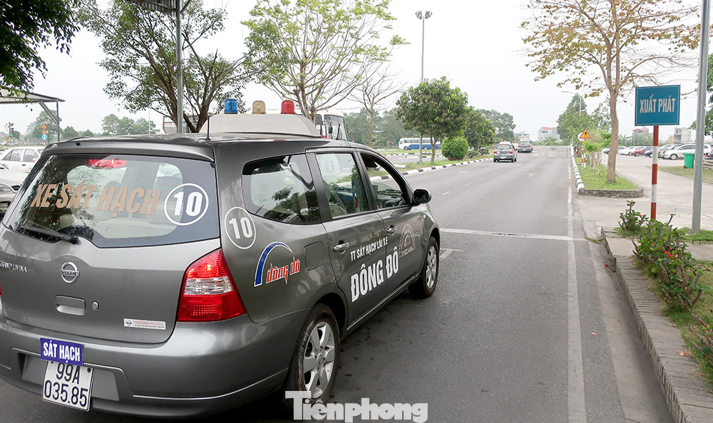 Cục Đường bộ khẳng định sẽ không để xảy ra tình trạng quá tải, ùn tắc trong học và thi sát hạch lái xe như với đăng kiểm. (Ảnh: Phạm Thanh).