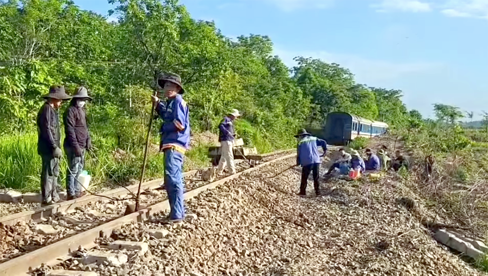 Lực lượng cứu hộ khắc phục sự cố tàu SE2 bị trật bánh trên tuyến đường sắt Bắc - Nam đoạn qua Bình Thuận.