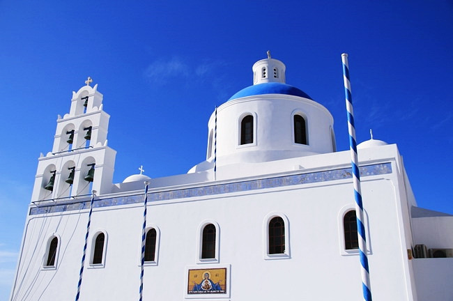 Nhà thờ mái vòm xanh ở làng Oia - nơi có thể ngắm hoàng hôn đẹp nhất thế giới