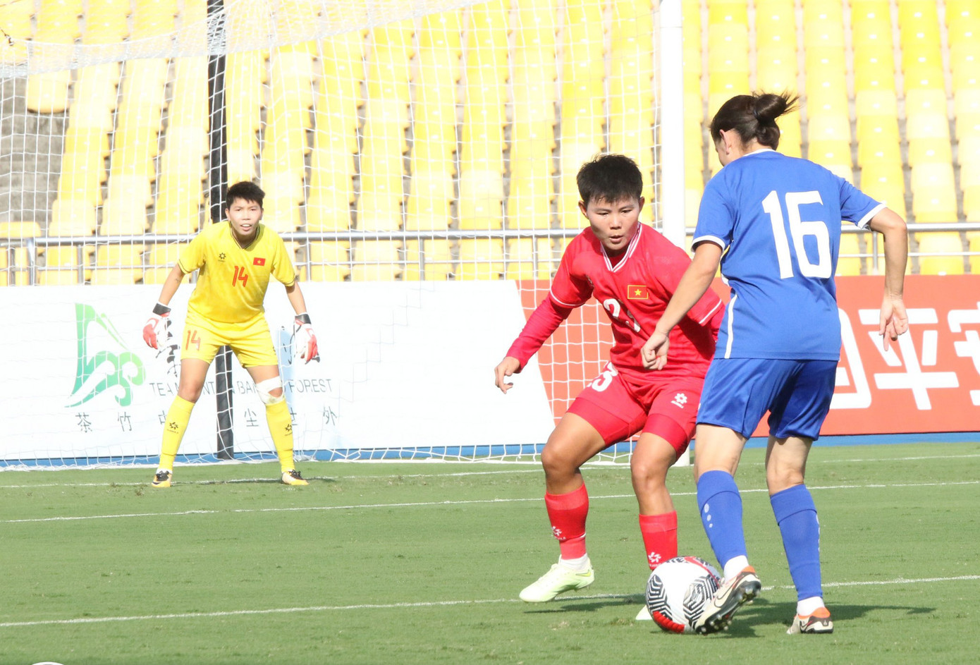 Uzbekistan (phải) lần đầu tiên sau 22 năm được dự Cúp châu Á