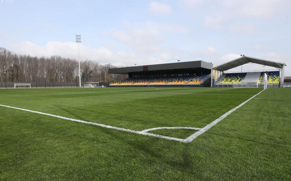 Sân bóng của Pau FC chỉ có 2 khán đài