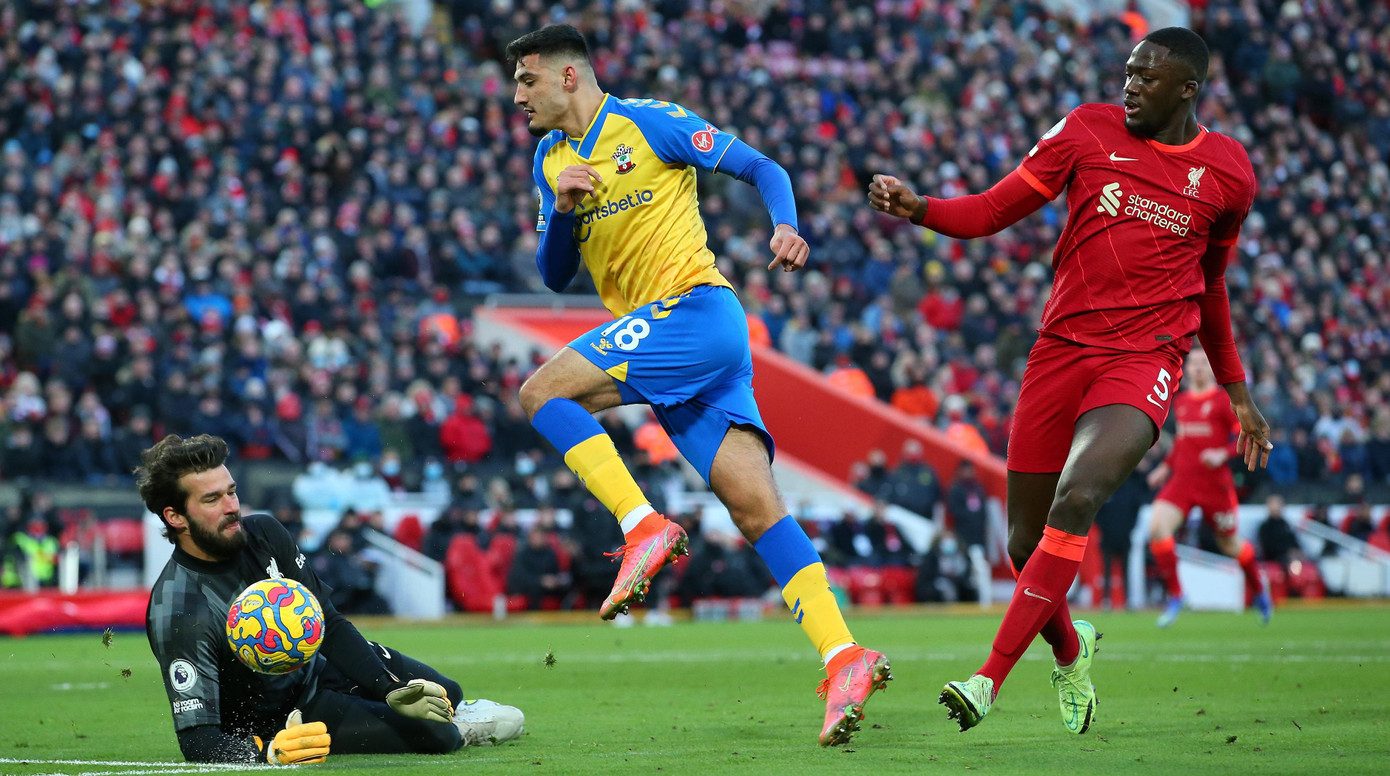 Alisson băng lên chặn pha áp sát khung thành của đối thủ sau đường chuyền sai của Thiago ở hiệp 1