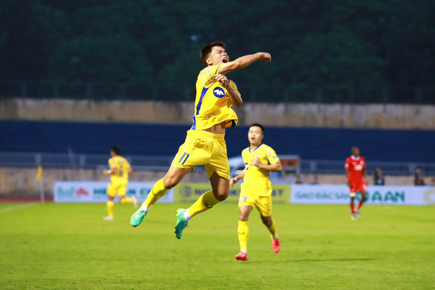 Mạnh Quỳnh ghi bàn gỡ hòa cho SLNA (ảnh: SLNA)