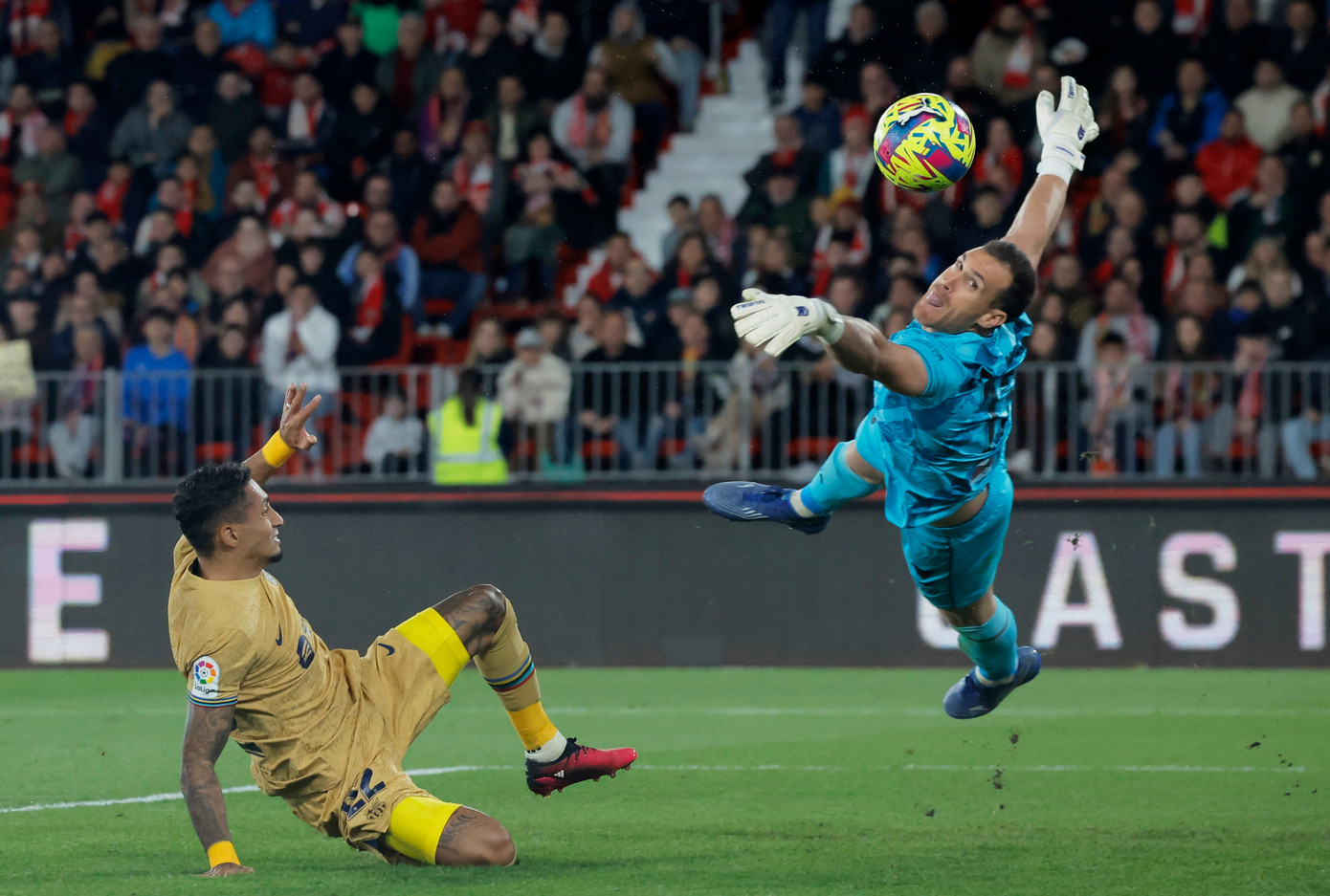 Raphinha và đồng đội không thể làm khó thủ môn của Almeria Raphinha và đồng đội không thể làm khó thủ môn của Almeria